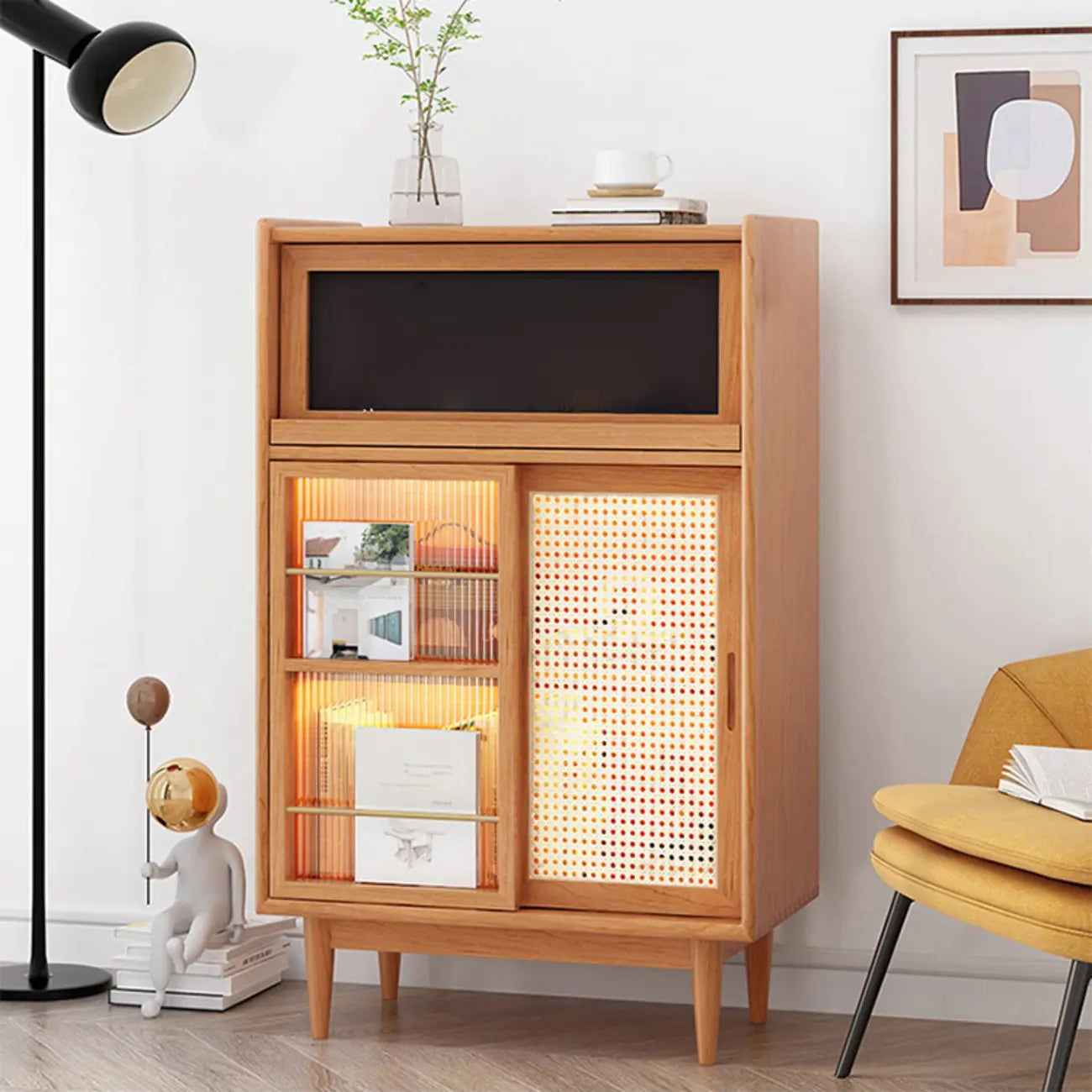 vaisselier de cuisine en bois brun avec portes en rotin