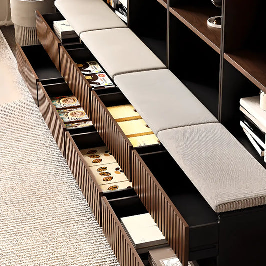 Bibliothèque haute de style campagnard français en bois avec banc rembourré