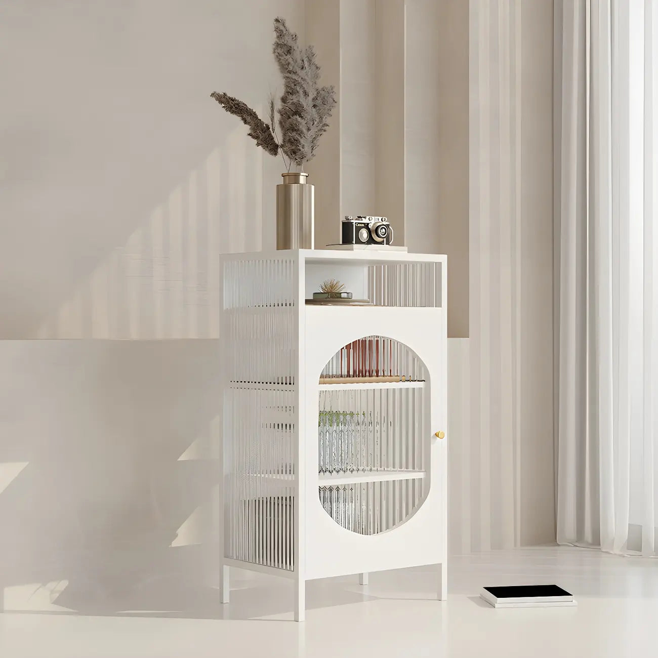 Vitrine de rangement simple en métal blanc et portes vitrées.