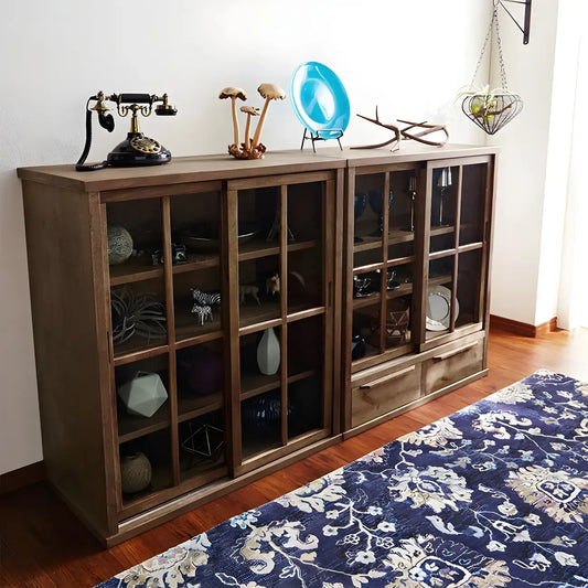 Vitrine en bois brun avec étagères réglables et portes vitrées