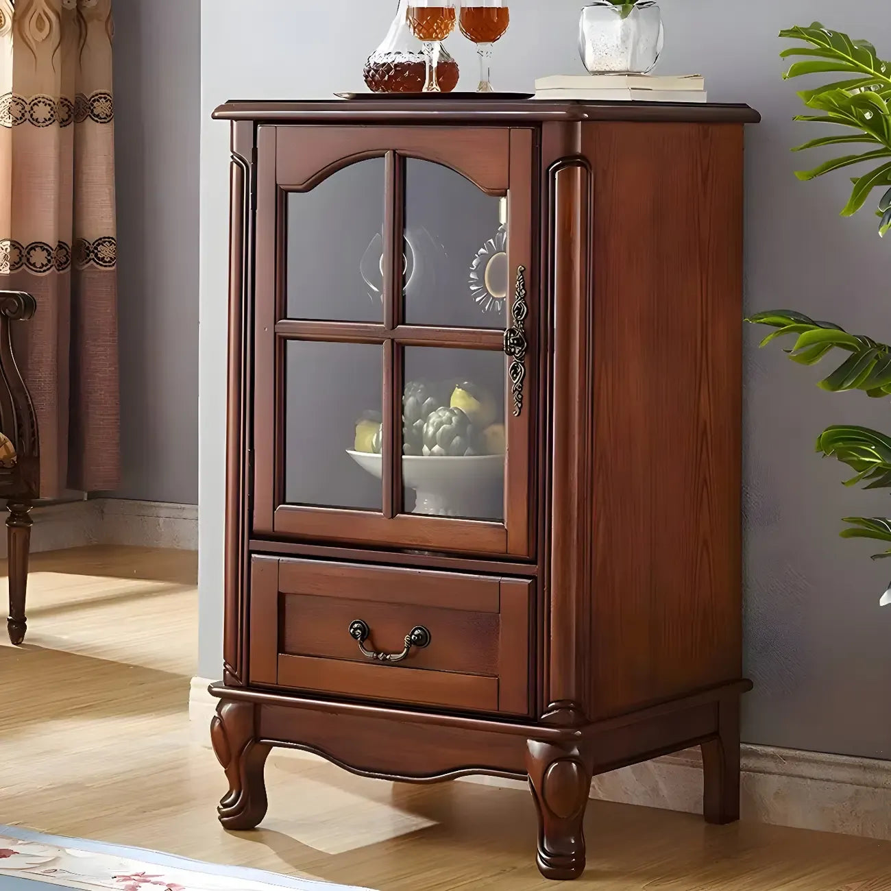 Vitrine traditionnelle en bois brun avec portes vitrées