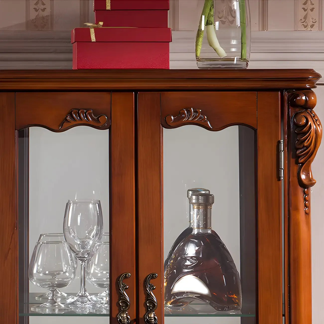Vitrine traditionnelle en bois brun avec portes vitrées