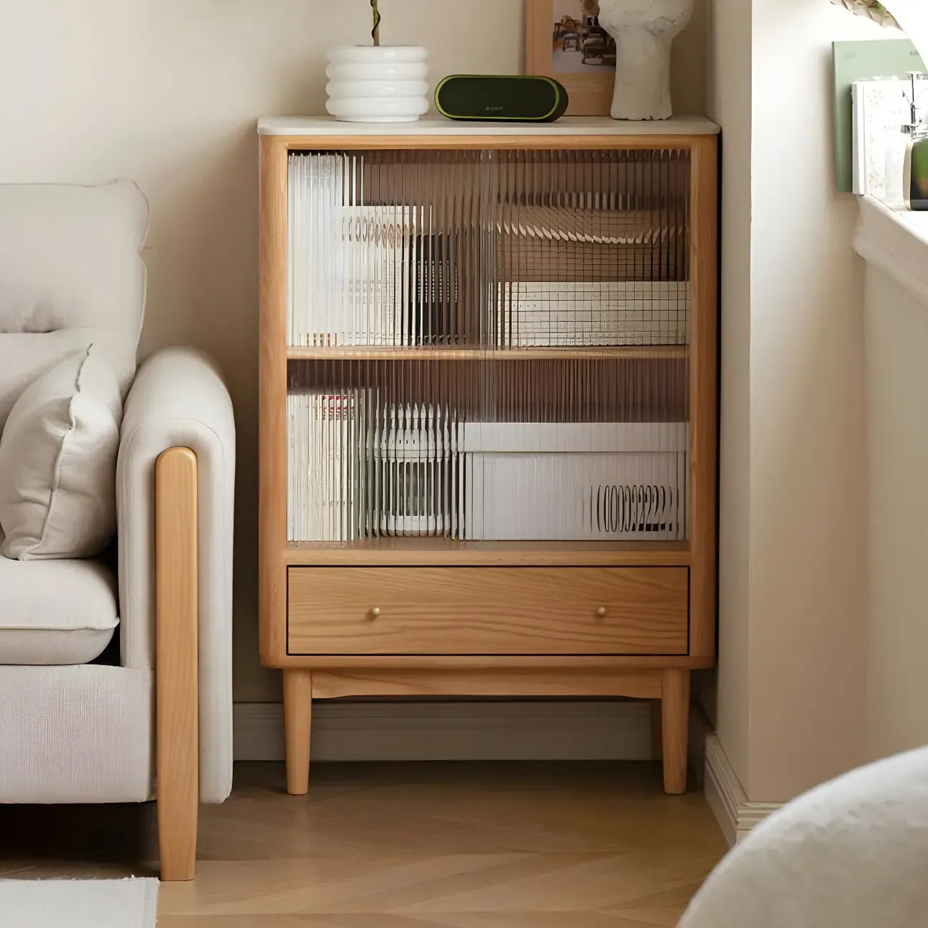 Vitrine en bois clair avec porte vitrée et rangement