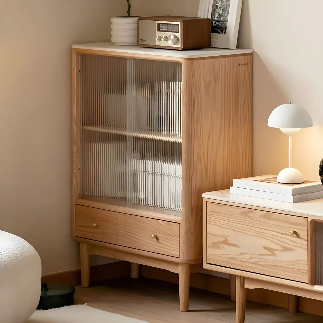 Vitrine en bois clair avec porte vitrée et rangement