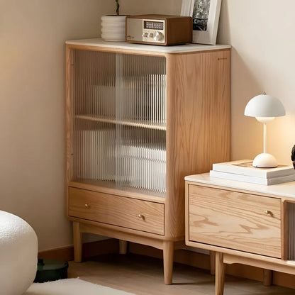 Vitrine en bois clair avec porte vitrée et rangement