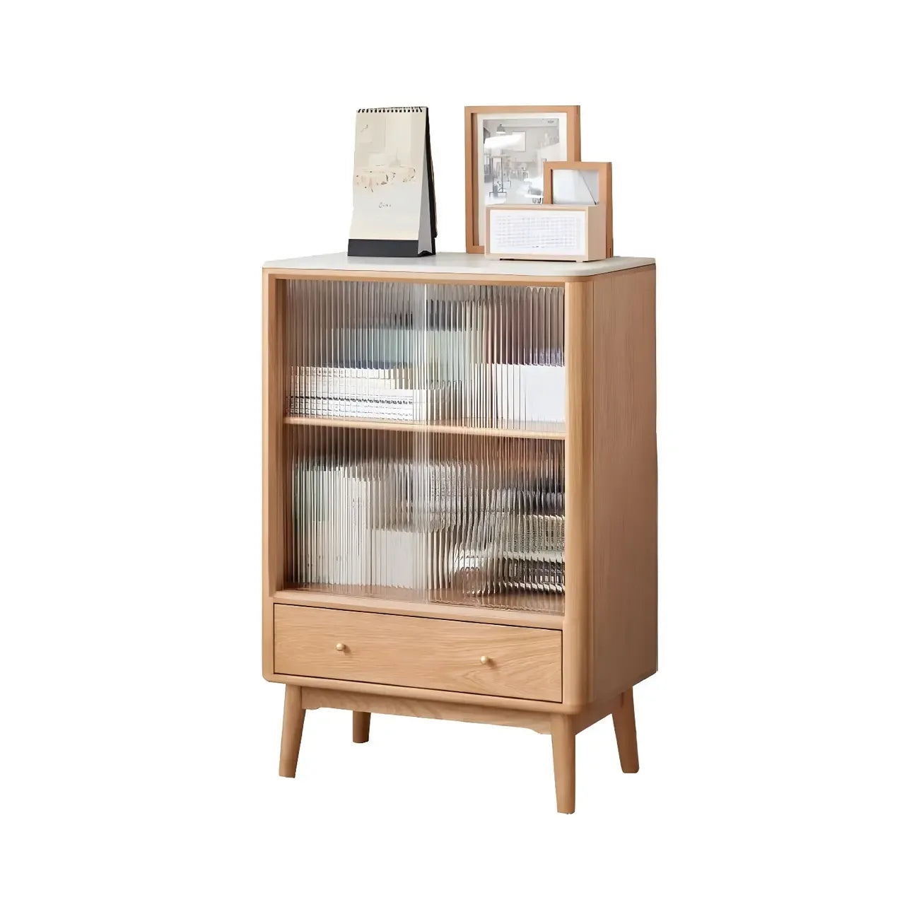 Vitrine en bois clair avec porte vitrée et rangement