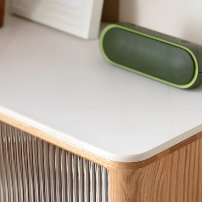 Vitrine en bois clair avec porte vitrée et rangement