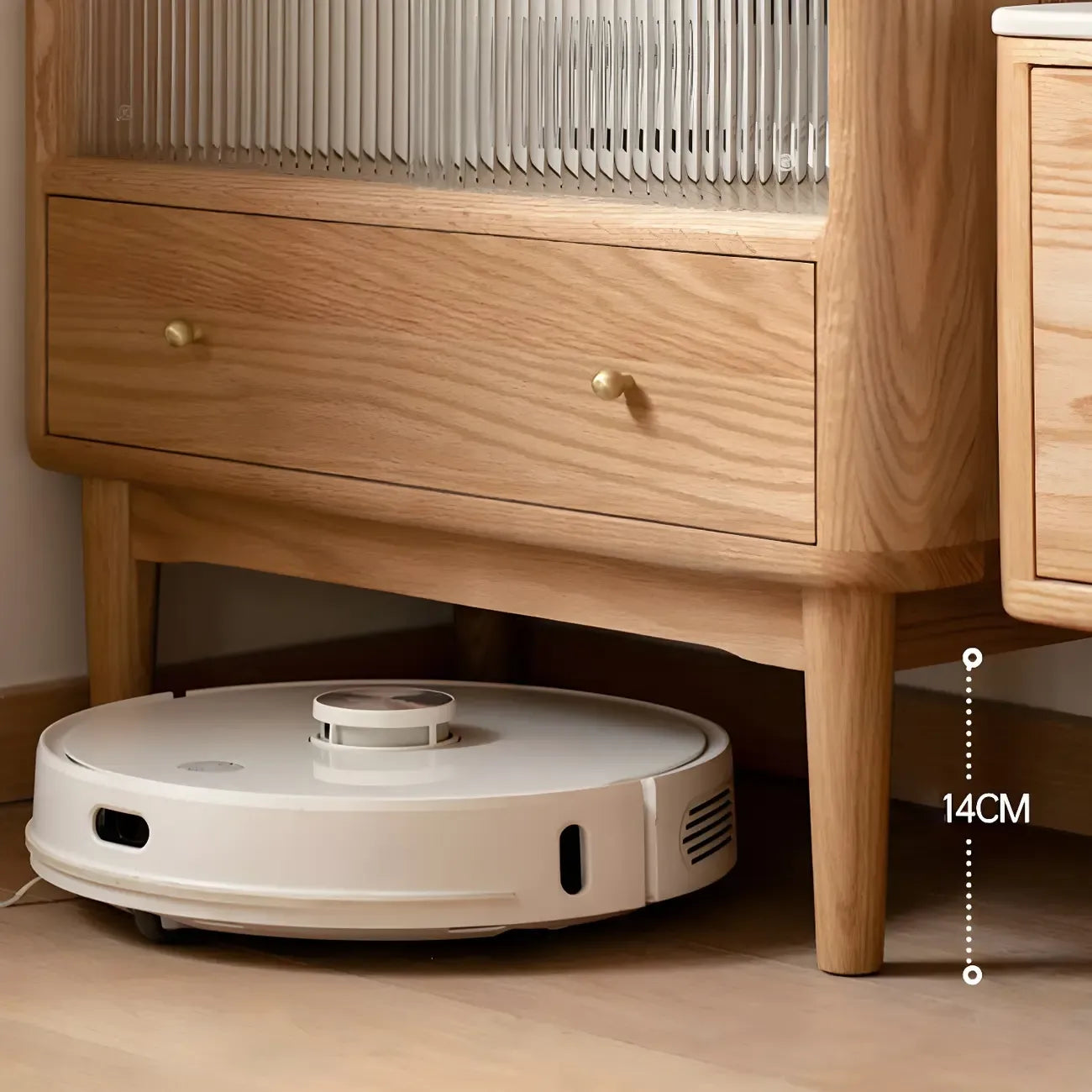 Vitrine en bois clair avec porte vitrée et rangement