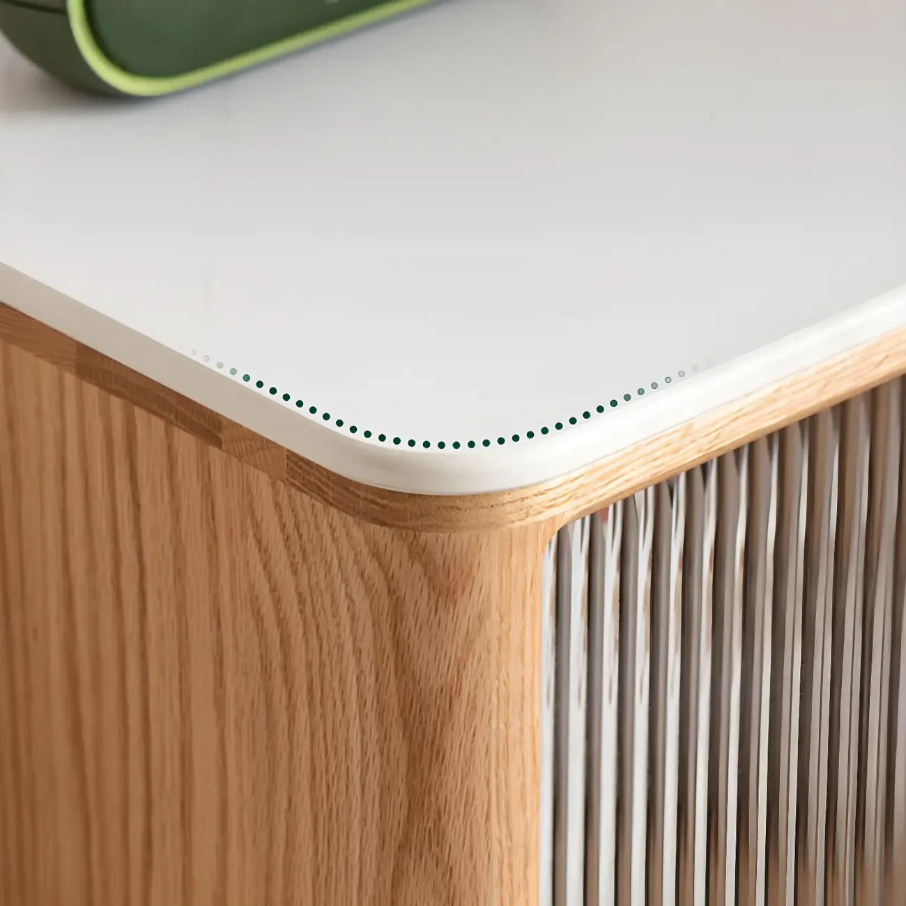 Vitrine en bois clair avec porte vitrée et rangement