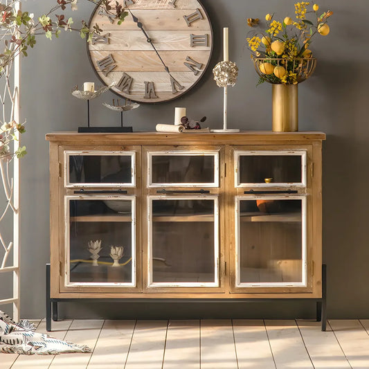 vaisselier en bois brun de style campagnard français avec porte vitrée