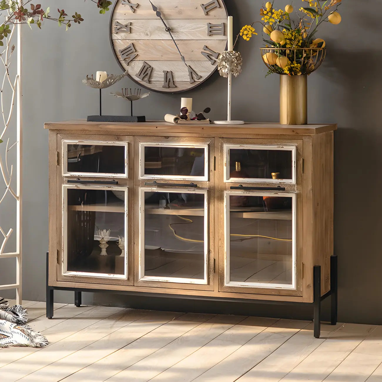 vaisselier en bois brun de style campagnard français avec porte vitrée