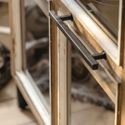 vaisselier en bois brun de style campagnard français avec porte vitrée