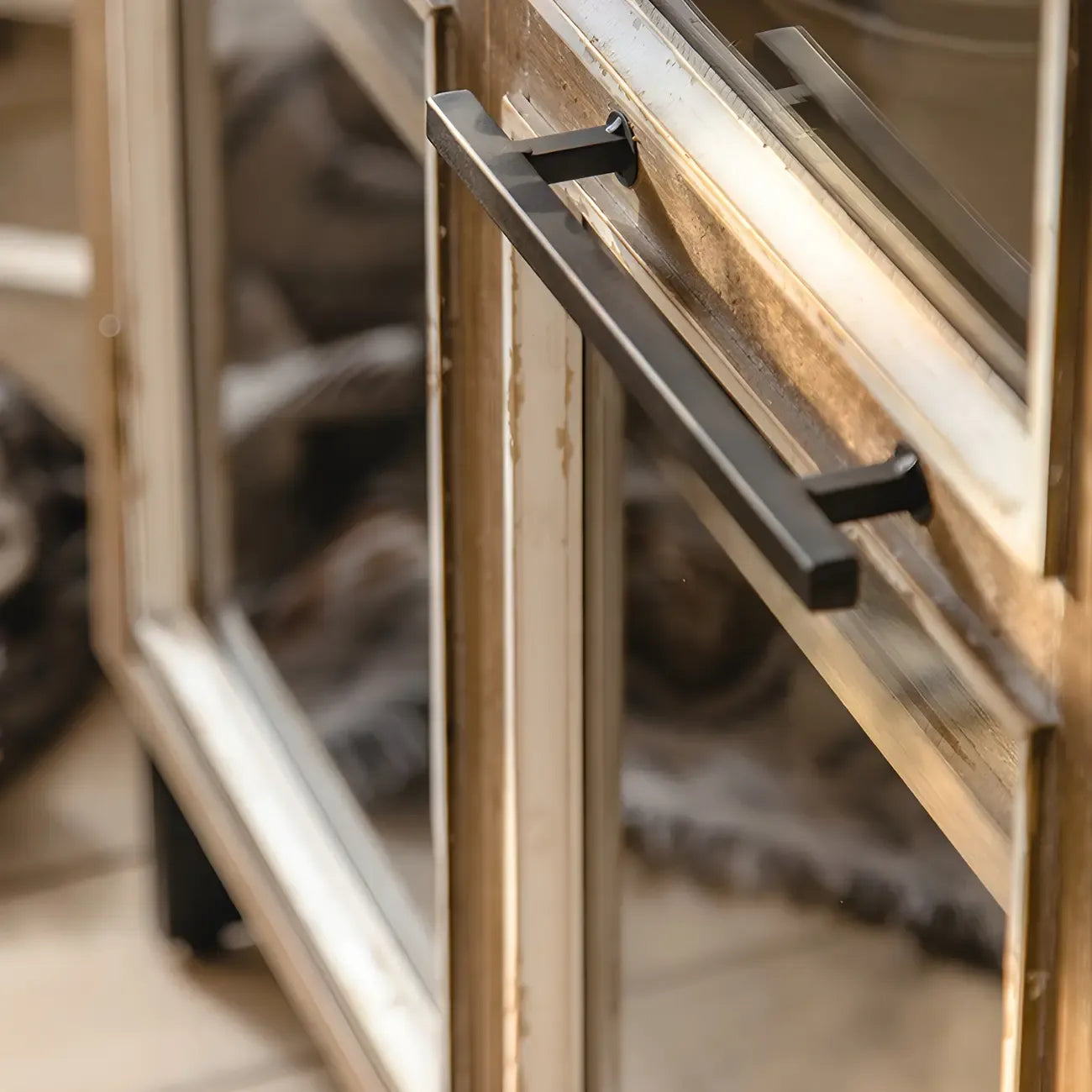 vaisselier en bois brun de style campagnard français avec porte vitrée