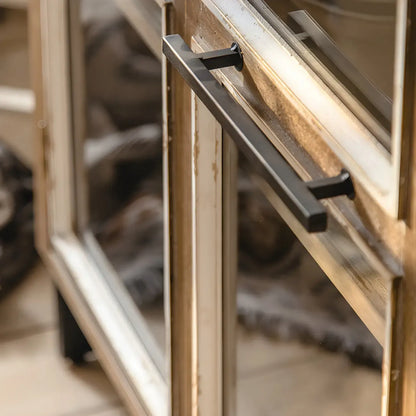 vaisselier en bois brun de style campagnard français avec porte vitrée