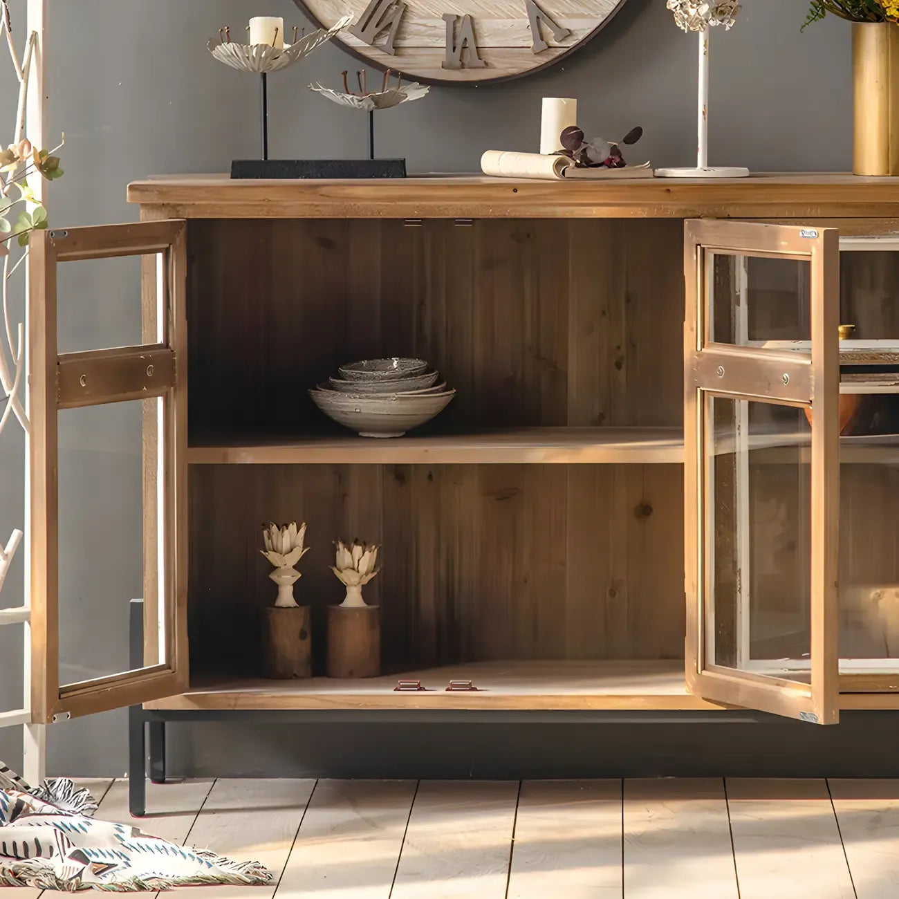 vaisselier en bois brun de style campagnard français avec porte vitrée