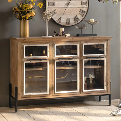 vaisselier en bois brun de style campagnard français avec porte vitrée