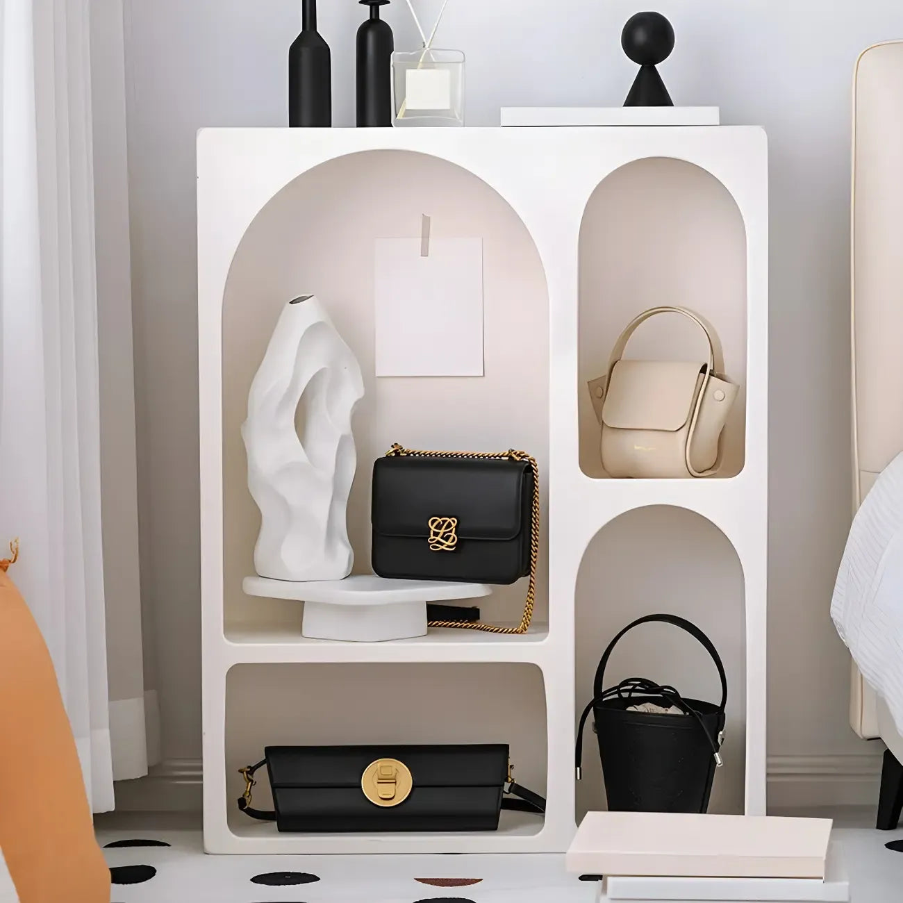 Vitrine à plusieurs étagères ouverte en bois blanc