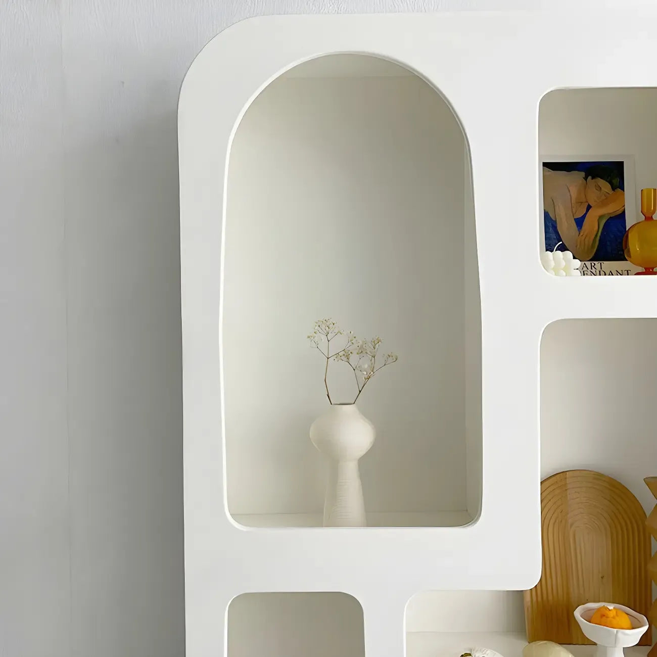 Vitrine à plusieurs étagères ouverte en bois blanc