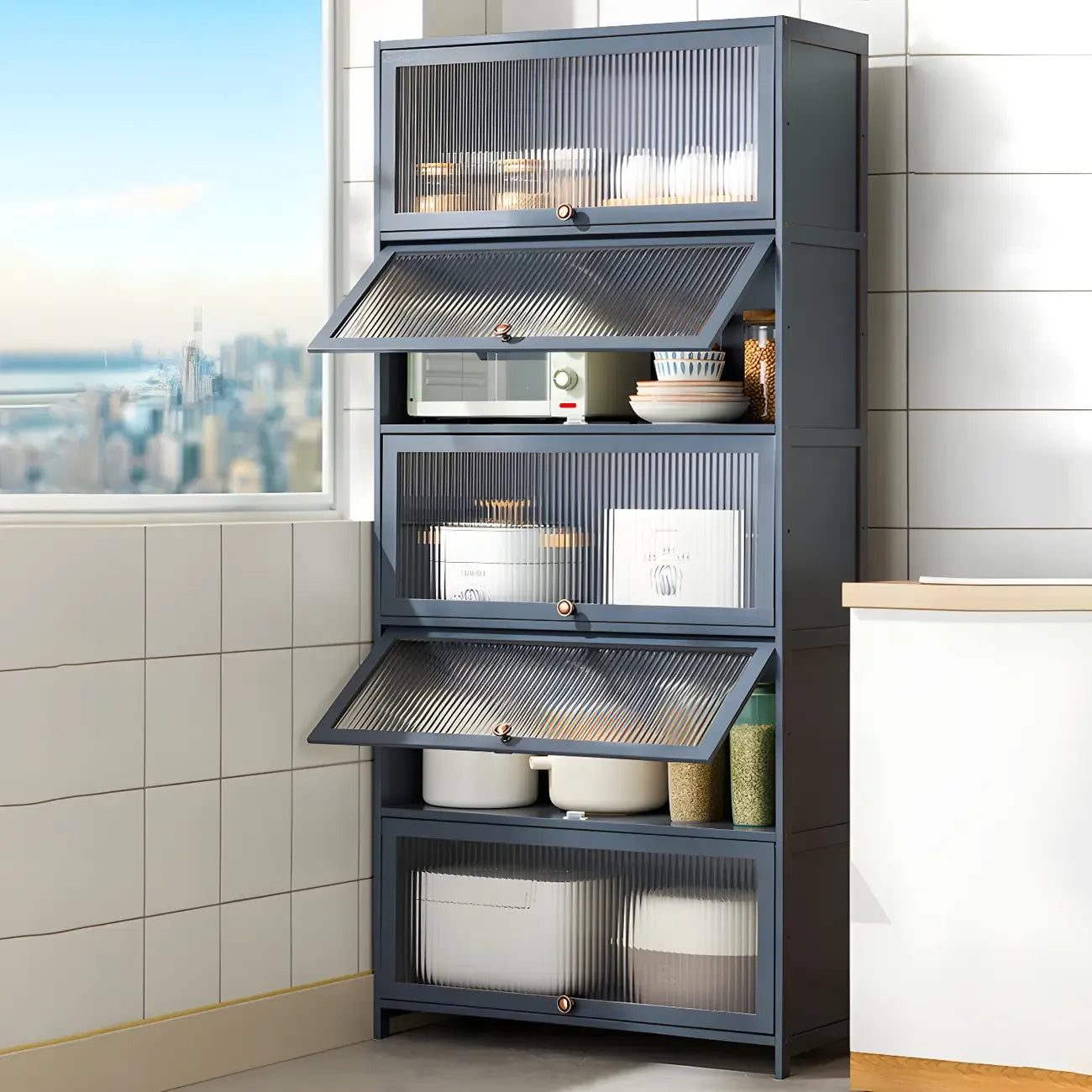 vaisselier de cuisine moderne en acier gris anthracite avec porte vitrée