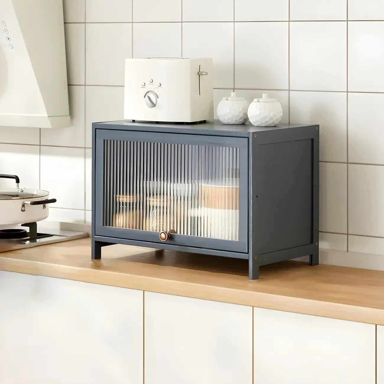 vaisselier de cuisine moderne en acier gris anthracite avec porte vitrée
