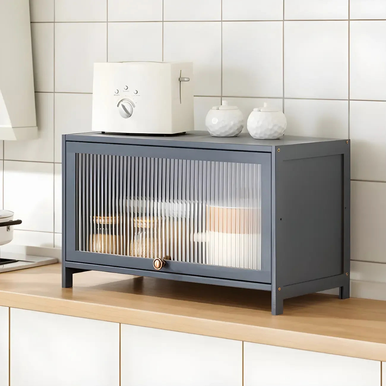 vaisselier de cuisine moderne en acier gris anthracite avec porte vitrée