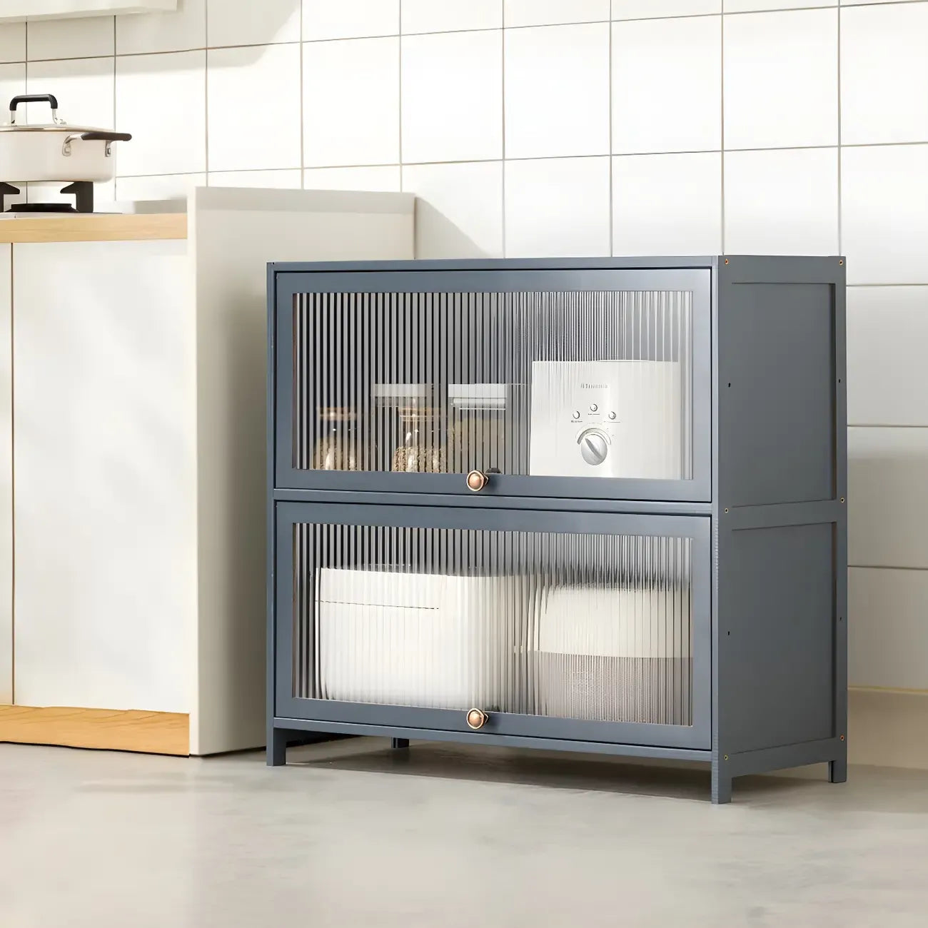 vaisselier de cuisine moderne en acier gris anthracite avec porte vitrée