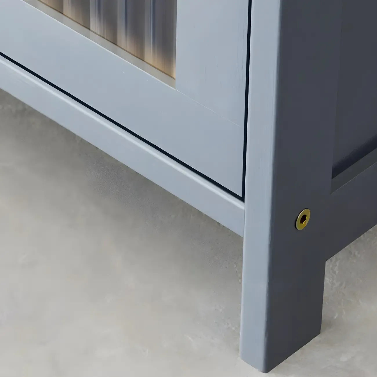 vaisselier de cuisine moderne en acier gris anthracite avec porte vitrée