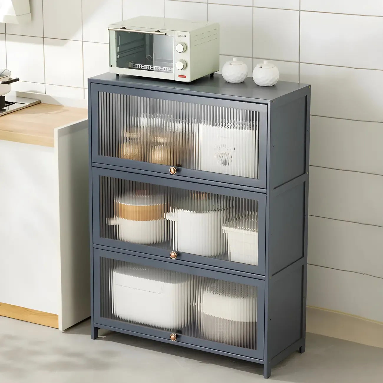 vaisselier de cuisine moderne en acier gris anthracite avec porte vitrée