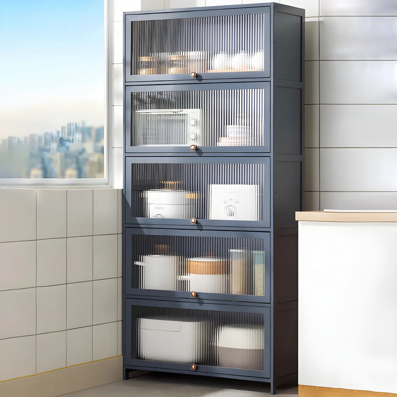 vaisselier de cuisine moderne en acier gris anthracite avec porte vitrée