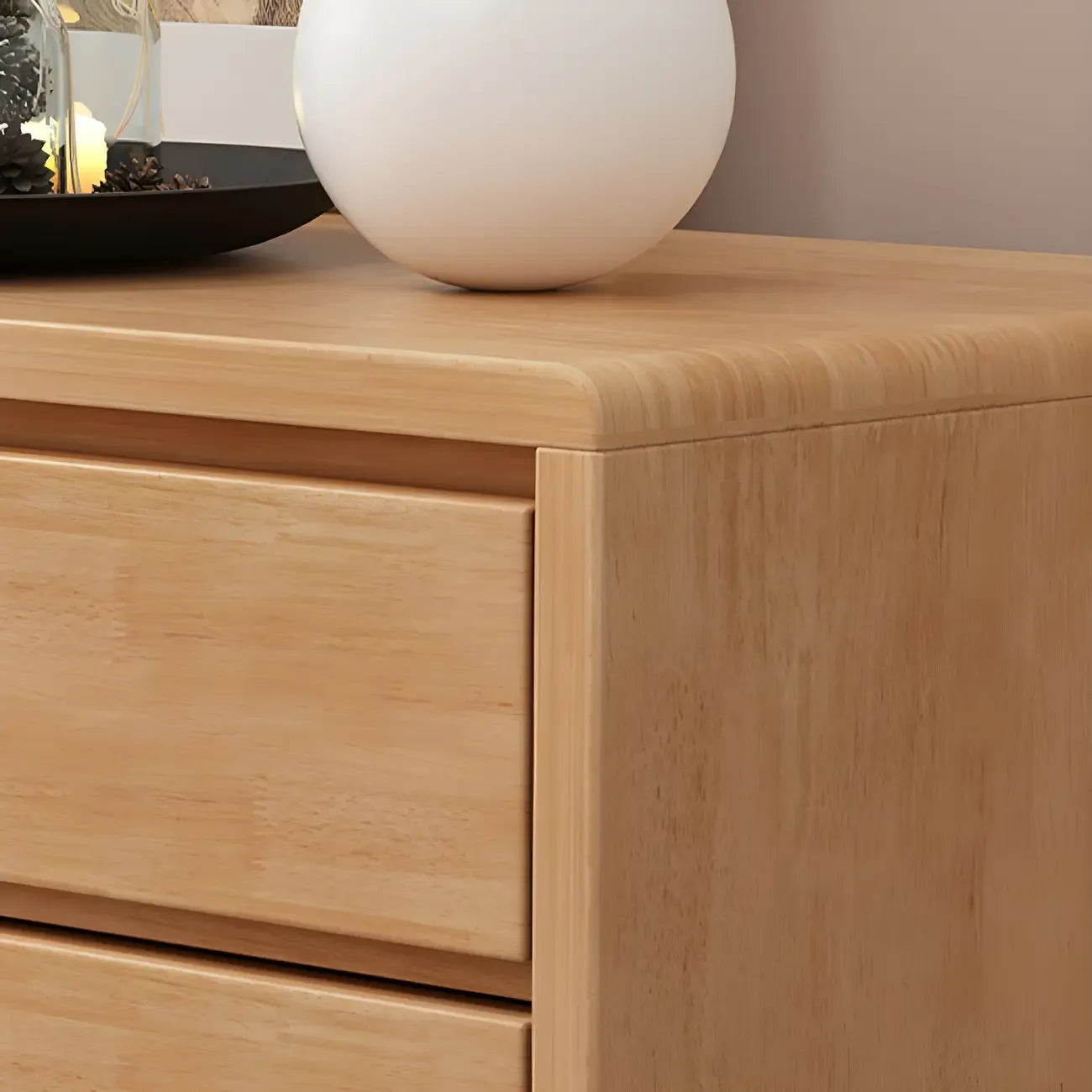 Vitrine en bois clair à plusieurs tiroirs avec portes vitrées