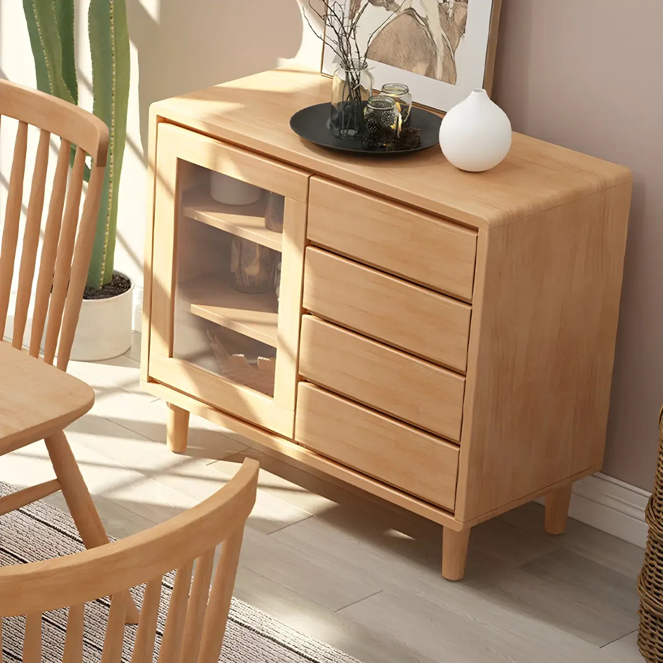 Vitrine en bois clair à plusieurs tiroirs avec portes vitrées