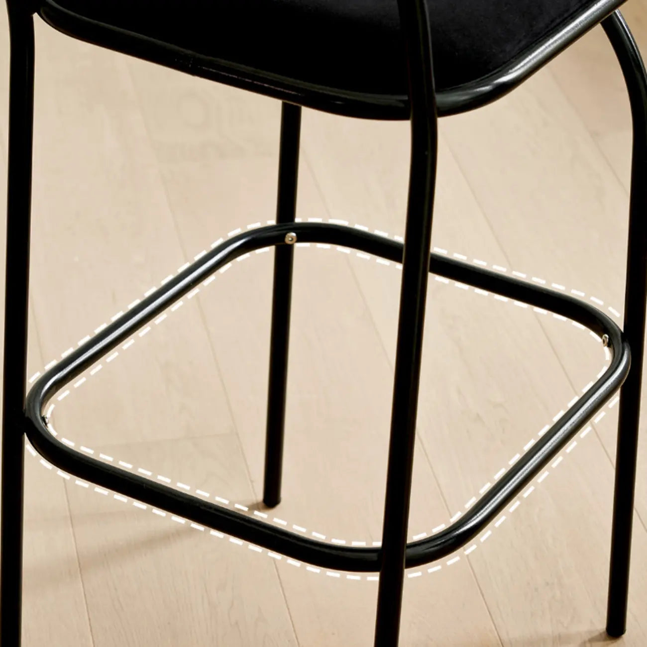 Tabourets de bar minimalistes en cuir avec structure en métal et dossier ajouré