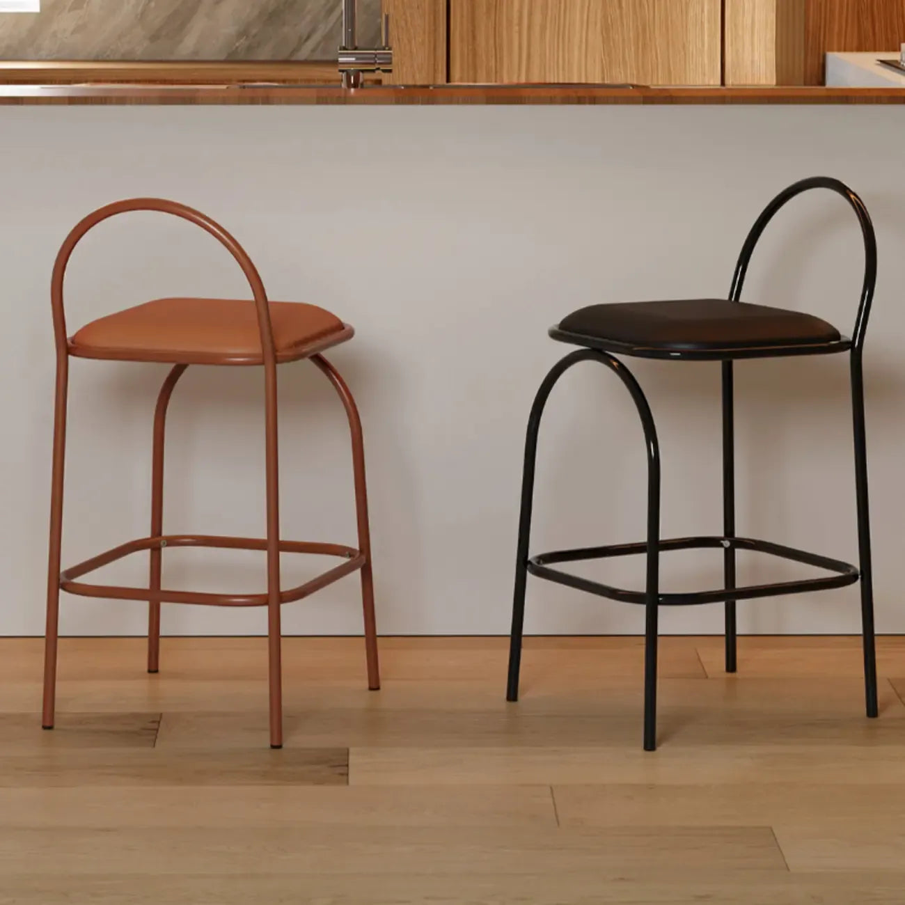 Tabourets de bar minimalistes en cuir avec structure en métal et dossier ajouré