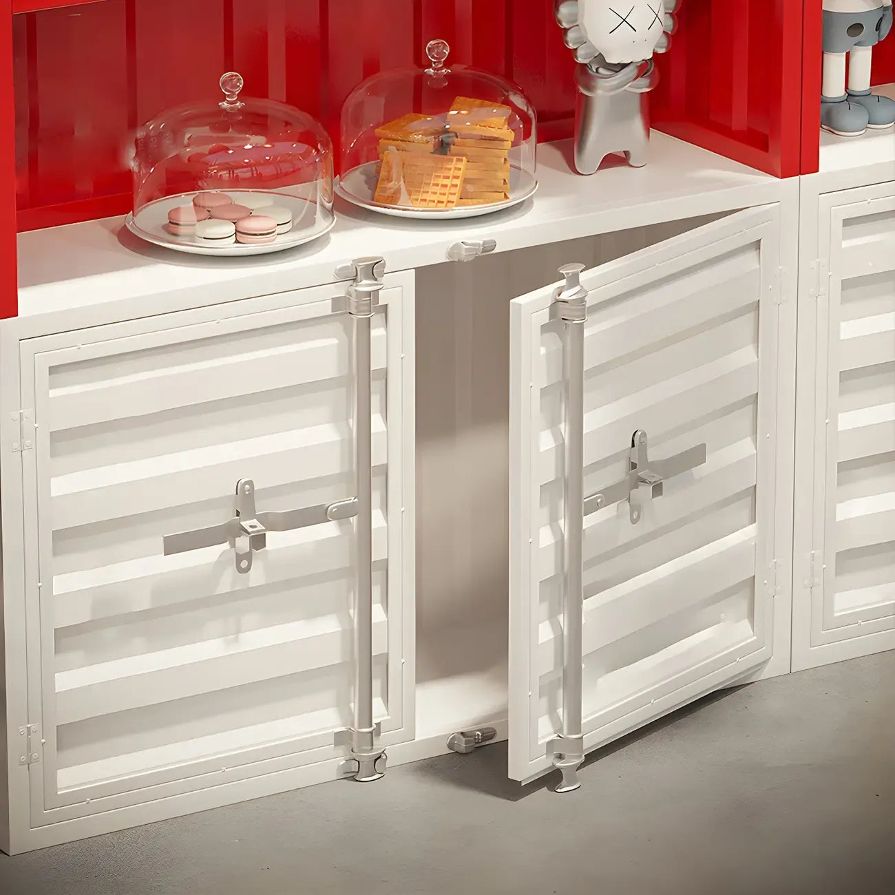 Vitrine industrielle en métal rouge avec rangement ouvert pour la maison