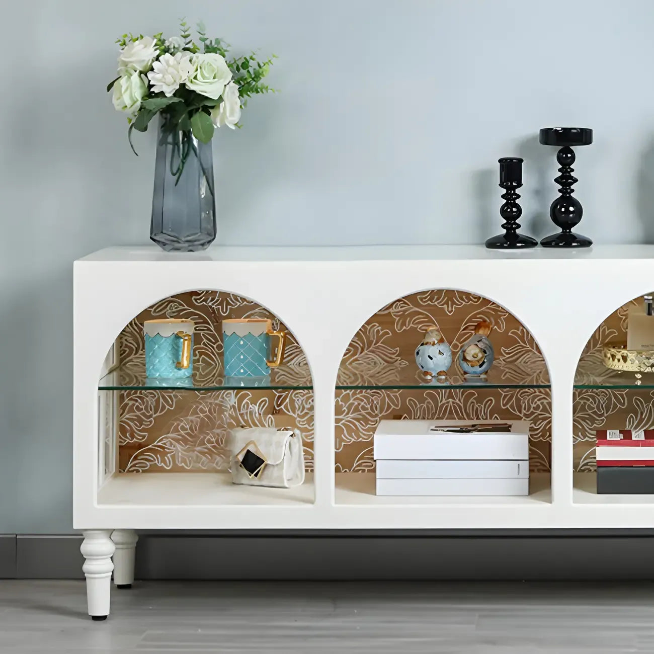 Vitrine rectangulaire en bois blanc avec étagère en verre