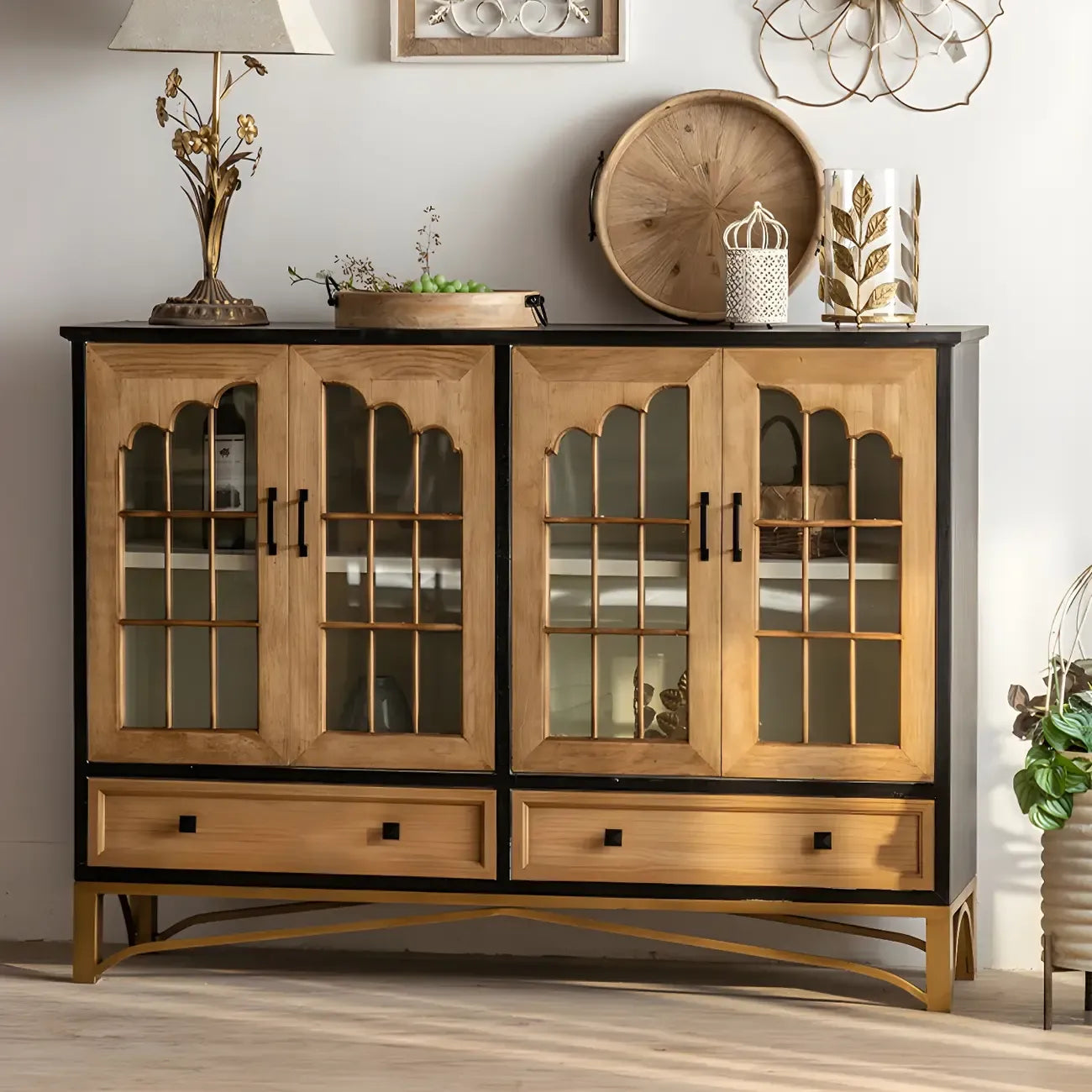 Vitrine en bois naturel avec portes vitrées et tiroirs