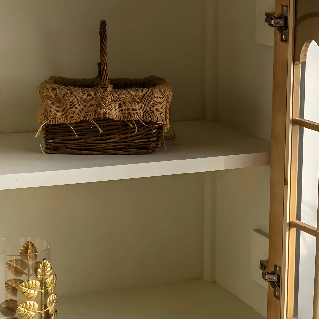 Vitrine en bois naturel avec portes vitrées et tiroirs