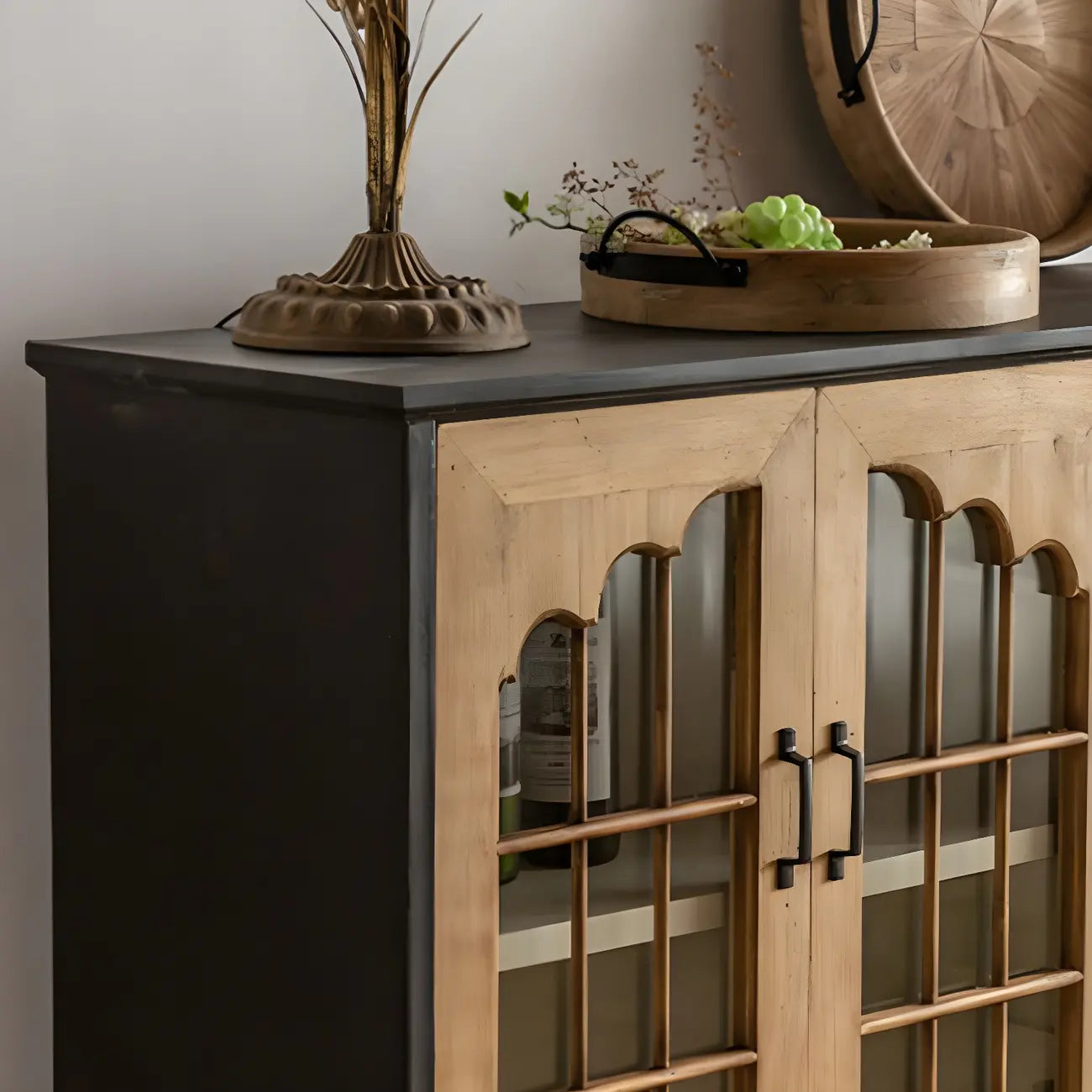 Vitrine en bois naturel avec portes vitrées et tiroirs