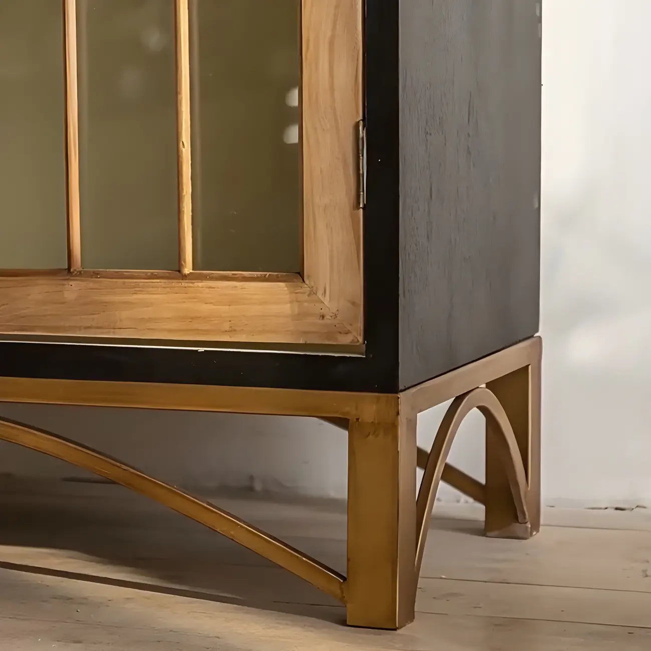 Vitrine en bois naturel avec portes vitrées et tiroirs