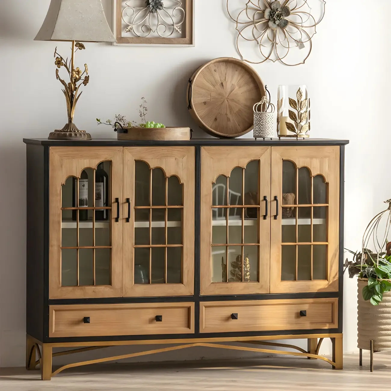 Vitrine en bois naturel avec portes vitrées et tiroirs