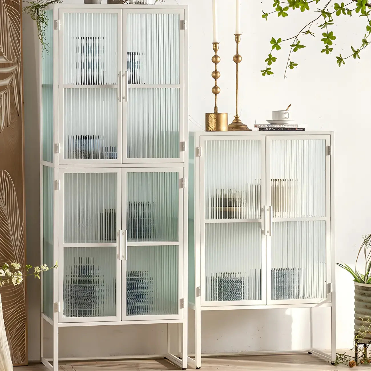 Vitrine moderne en métal blanc avec portes vitrées