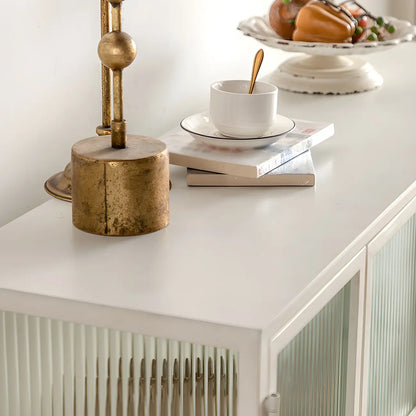 Vitrine moderne en métal blanc avec portes vitrées