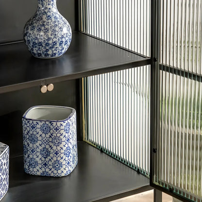 Vitrine moderne en métal blanc avec portes vitrées