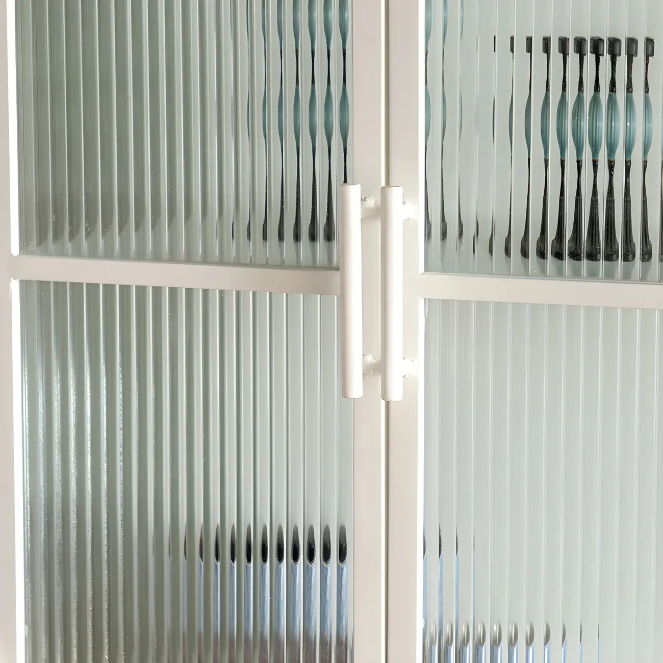 Vitrine moderne en métal blanc avec portes vitrées