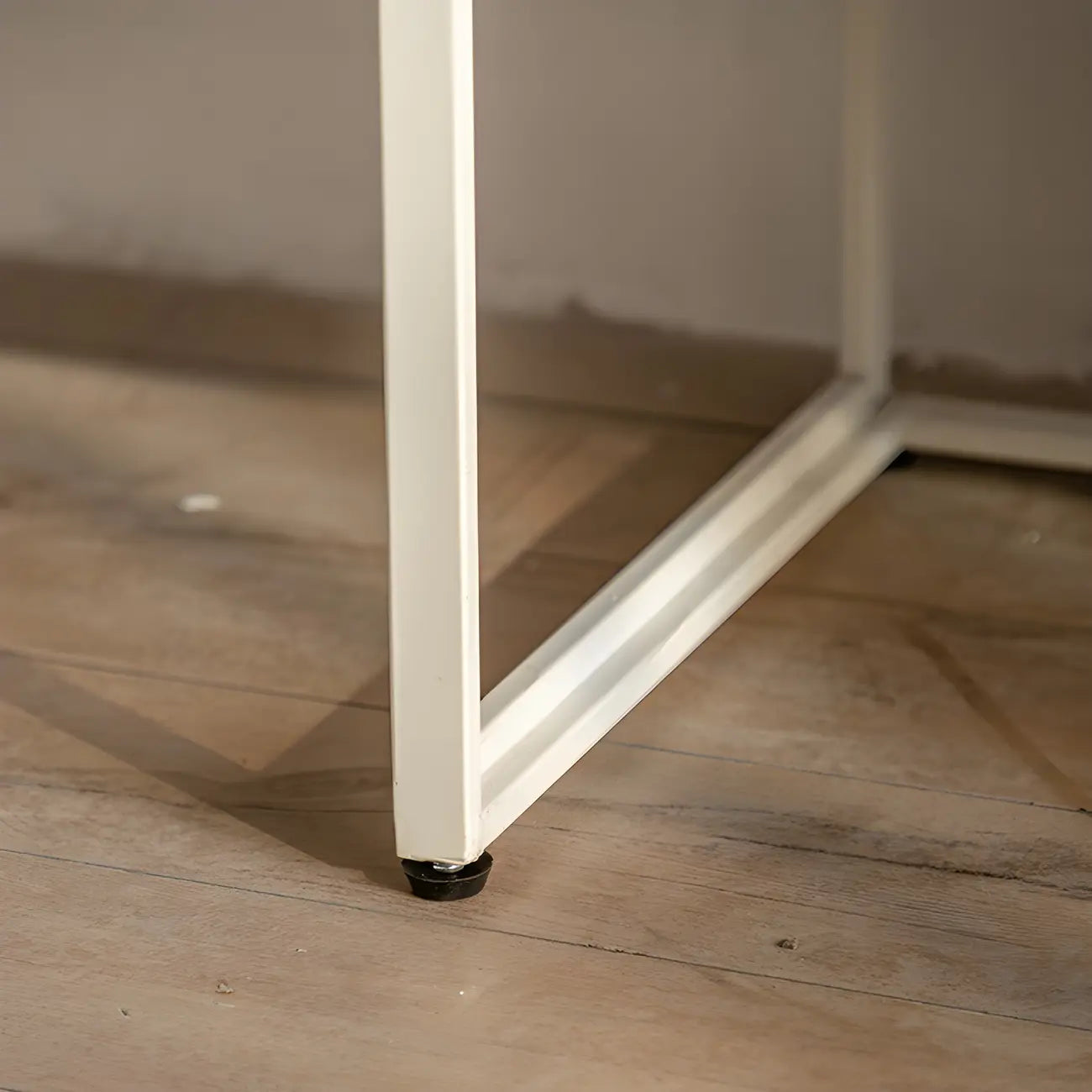 Vitrine moderne en métal blanc avec portes vitrées