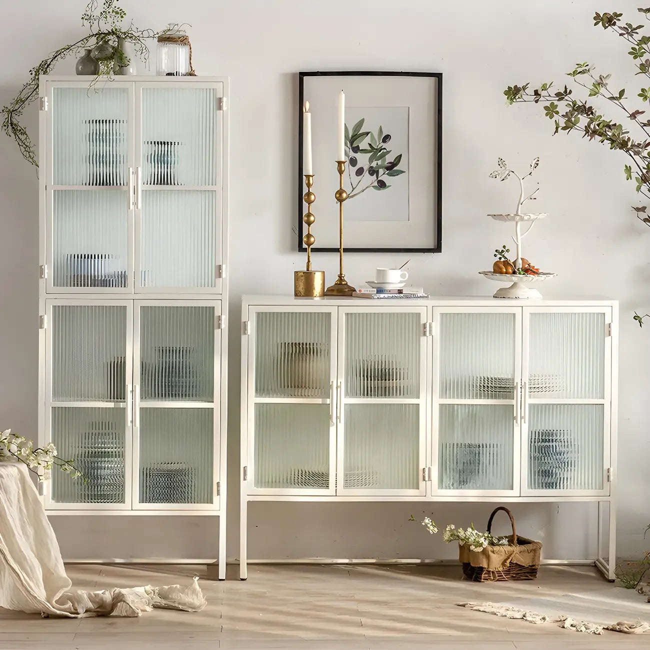 Vitrine moderne en métal blanc avec portes vitrées