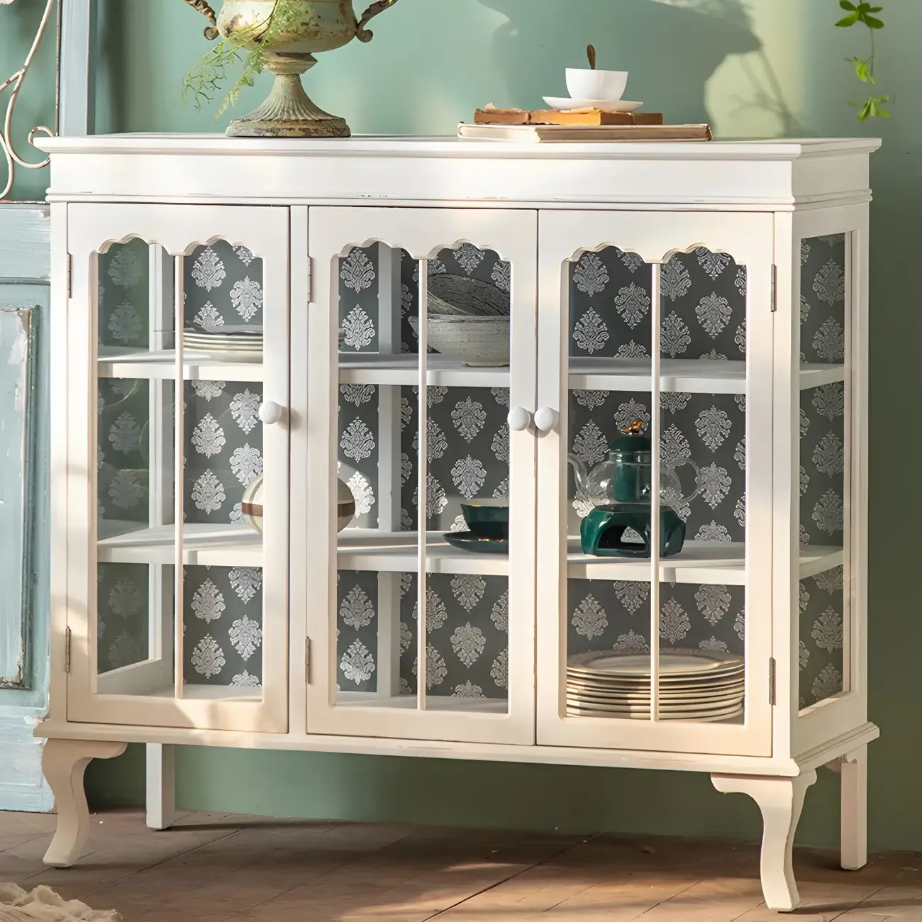 Vitrine vintage en bois blanc avec portes vitrées