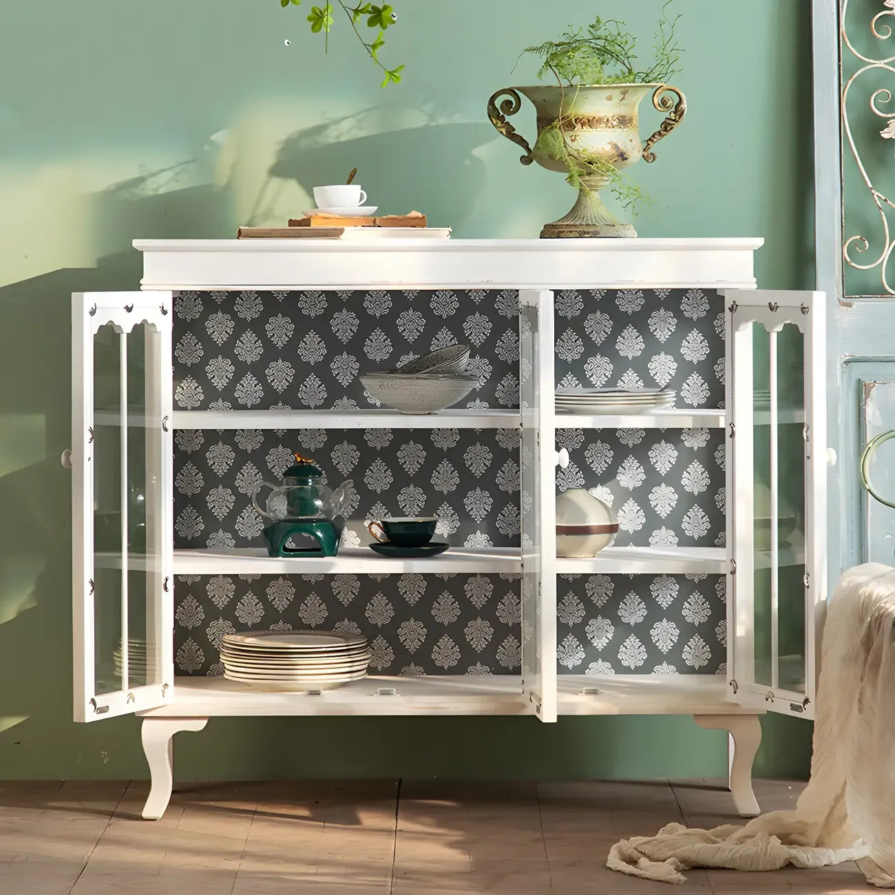 Vitrine vintage en bois blanc avec portes vitrées