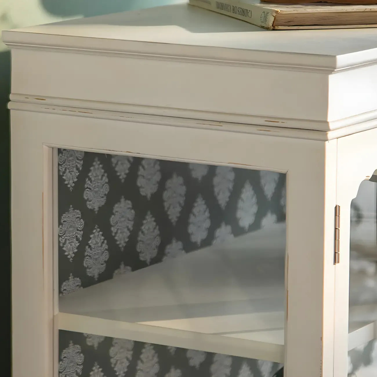 Vitrine vintage en bois blanc avec portes vitrées