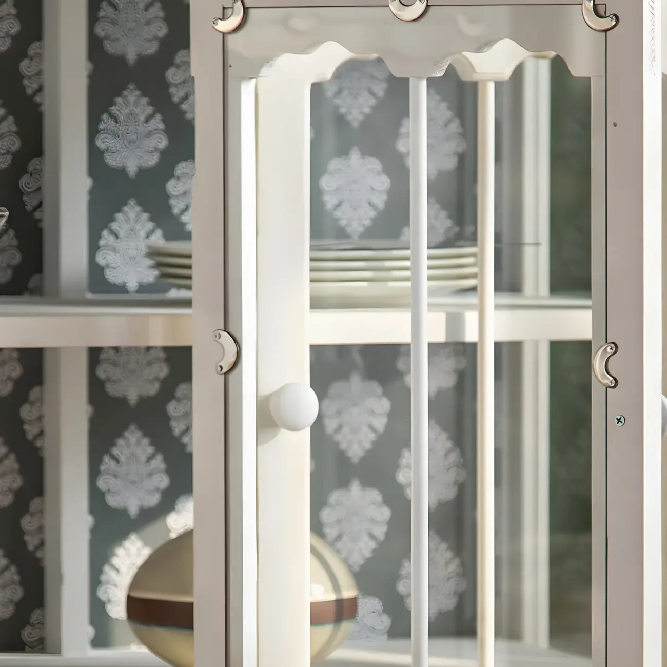 Vitrine vintage en bois blanc avec portes vitrées